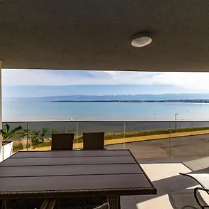 Apartament Golden, Nin