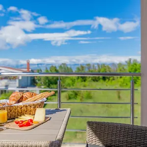 Apartament Enona, Nin